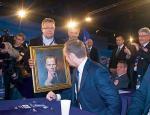 Także premier Donald Tusk otrzymał  w czerwcu  w prezencie swój wizerunek. Stało się  to podczas konwencji PO  w Warszawie