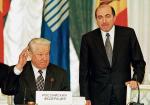 Borys Bieriezowski w okresie apogeum swoich wpływów. Na zdjęciu z Borysem Jelcynem, tuż po mianowaniu na stanowisko sekretarza wykonawczego Wspólnoty Niepodległych Państw, kwiecień 1998 r. 