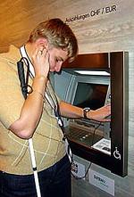 Pierwszy bankomat dla  niewidomych zainstalowano  w Kanadzie w 1997 r. Na zdjęciu maszyna w Szwajcarii