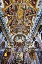 ≥Wnętrze katedry pod wezwaniem św. Mikołaja zdobią bogate  barokowe freski pędzla włoskiego artysty Giulia Quaglia
