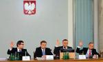 Za przyjęciem sprawozdania głosowali posłowie PO (od lewej: Jarosław Urbaniak, Mirosław Sekuła, Sławomir Neumann) i PSL. Przeciw byli Bartosz Arłukowicz z Lewicy (drugi z lewej) oraz przedstawiciele PiS