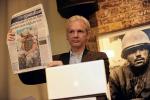 Szef Wikileaks Julian Assange ze swoim najnowszym trofeum - afganskim przeciekiem ujawnionym w „Guardianie