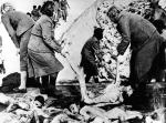 Po wyzwoleniu obozu Bergen-Belsen w kwietniu 1945 r. strażniczki zostały zatrudnione  do przenoszenia zwłok ofiar do nowych zbiorowych mogił