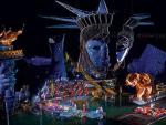 „Aida” z gigantyczną, roztrzaskaną Statuą Wolności w tle