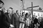 Prezes PiS Jarosław Kaczyński złożył wczoraj wieniec kwiatów pod krzyżem przed Pałacem Prezydenckim