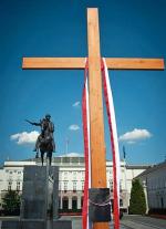 Krzyż przed Pałacem Prezydenckim postawili w kwietniu harcerze