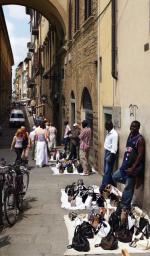 Handel na dziko kwitnie w turystycznych centrach południa Europy, takich jak Florencja. Ale nie jest obcy i polskim miastom