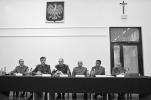 Znaczną część polskiej opinii zaniepokoiło przekazanie śledztwa w sprawie smoleńskiej tragedii Rosjanom.  Na zdjęciu polscy prokuratorzy na spotkaniu z rodzinami ofiar katastrofy smoleńskiej, 28 lipca 2010 r.