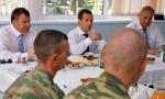 W niedzielę wizytę w Abchazji nieoczekiwanie złożył Dmitrij Miedwiediew (w środku). Napił się herbaty z żołnierzami w bazie Gudauta 