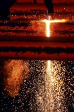 Proces produkcji żelaza fascynuje widokiem płynącego ognia / adam bruno