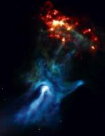 W centrum obrazu znajduje się młody i silny pulsar PSR B1509-58. Obiekt, sfotografowany przez obserwatorium rentgenowskie Chandra, obraca się siedem razy na sekundę. Wyrzucanej przez niego energii zawdzięczamy niezwykły widok „kosmicznej dłoni”