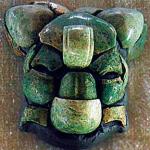 Fragmenty jadeitu są tak oszlifowane, że w tej układance pasują tylko w jednym miejscu. Jadeit uważany był w kulturze Majów za święty kamień „ożywiający serce”
