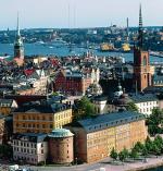 Riddarholmen, najstarsza  część Sztokholmu.  Tu z dachu starego parlamentu można oglądać panoramę miasta 