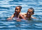 Barack Obama (na zdjęciu z córeczką Sashą) zachęca Amerykanów do wakacji na Florydzie / fot: PETE SOUZA