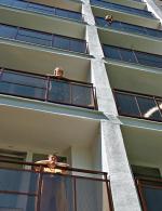 Nowe obudowy balkonów w bloku przy ul. Malborskiej podzieliły lokatorów