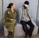 Eden Aberdżil obok związanego palestyńskiego jeńca