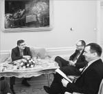Prezydent Bronisław Komorowski podczas rozmowy z redaktorem naczelnym „Rz”  Pawłem Lisickim i jego zastępcą Piotrem Gabryelem  