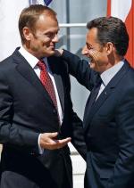 Popularność Donalda Tuska to najcenniejszy skarb PO. Wizerunek premiera mają wzmocnić jego występy u boku najważniejszych polityków europejskich. Na zdjęciu z prezydentem Francji Nicolasem Sarkozym w Łazienkach w maju 2008 r.