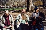 Janusz Głowacki w towarzystwie stałych rezydentów Tompkins Square Park. Od lewej Wrona, Bizon i autor „Antygony w Nowym Jorku” / Świat Książki