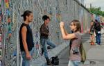 Mur Berliński nadal przyciąga turystów / fot: JOHANNES EISELE