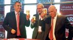 Grzegorz Lato wznosi toast warką. PZPN dostaje rocznie od sponsorów ok. 4 miliony euro