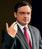 Przeciwnicy Zbigniewa Ziobry uważają, że europoseł podstępem chce przejąć władzę w partii