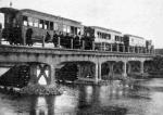 Rok 1914  – pierwszy przejazd pociągu przez rzekę Świder; właściciele kolejki podziwiają most.