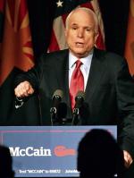 John McCain omal nie przegrał rywalizacji o fotel w Senacie z kandydatem Tea Party / fot: ROY DABNER