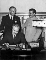 Joachim Ribbentrop, Wiaczesław Mołotow i Józef Stalin podczas podpisywania paktu   niemiecko-sowieckiego, 23 sierpnia 1939 r.