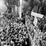 31 sierpnia 1980 roku, brama nr 2 Stoczni Gdańskiej. Lech Wałęsa powiadamia mieszkańców Trójmiasta o podpisaniu porozumienia ze stroną rządową