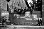 Fotograf SB w Gdańsku uwiecznił strajkujących oraz hasła wypisane przez nich na murach stoczni