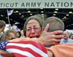 Amerykańscy żołnierze wracają do domu. Na zdjęciu: Janet Allegra wita syna Johna