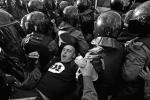 Milicja brutalnie pacyfikuje demonstrację ruchu obywatelskiego Strategia 31 w Petersburgu, 31 sierpnia 2010 r. 