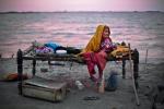 Kobieta, której dom zalała wzbierająca rzeka Indus na południu Pakistanu w prowincji Sindh 