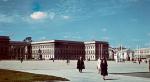 Plac Adolfa Hitlera, czyli dawny Piłsudskiego. Najbardziej reprezentacyjne miejsce hitlerowskiej Warszawy; niektórzy szacują liczbę niemieckich urzędników, robotników i ich rodzin nawet  na 40 tys. ludzi  (fot. LIFE)
