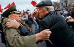 Do niedawna walka o wizję historii toczyła się na ulicach Kijowa (na zdjęciu: weteran Armii Czerwonej kontra kombatant UPA, 2005 r.)