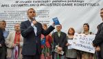 Lider SLD Grzegorz Napieralski  pikietował przeciw łamaniu zapisu konstytucji dotyczącego rozdzielności państwa i religii w sierpniu w Warszawie