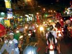 Wietnamską ulicę trzeba pokonywać bez zatrzymywania się, bez strachu przed rojem motorowerów