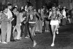 Bikila Abebe w drodze  po pierwsze  olimpijskie złoto dla czarnej Afryki. Biegł  bez butów nie  dlatego, że lubił, ale musiał: żadna z par  dostarczonych przez Adidasa, sponsora igrzysk,  nie pasowała na jego stopy