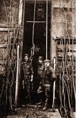 Robotnicy przy zagwożdżonym szybie w Borysławiu  