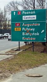Zmorą  kierowców przejeżdżających przez Warszawę są znaki, które błędnie pokazują kierunki albo są nieaktualne