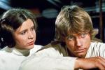 Carrie Fisher i Mark Hamill  w „Gwiezdnych wojnach:  Część 4 – Nowa nadzieja” George’a Lucasa (1977)