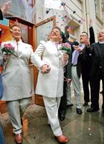 Pierwszy ślub pary lesbijek w Wielkiej Brytanii odbył się  w roku 2005. Na zdjęciu Elaine i Debbie Gaston 