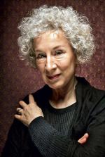 Margaret Atwood  – ur. w 1939 r.  w Ottawie.  Jest laureatką Nagrody Bookera oraz prestiżowej Nagrody Księcia Asturii. Wymieniana wśród kandydatów  do literackiego Nobla