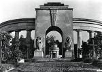 Cmentarz Obrońców Lwowa. Zdjęcie przedwojenne. Na odtworzenie kolumnady zniszczonej za czasów sowieckich nie zgodziły się władze ukraińskie