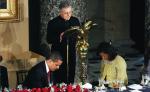 Prezydent USA i jego żona pochylają głowy na błogosławień- stwo ojca Daniela Coughlina, pierwszego katolickiego kapelana Kongresu USA