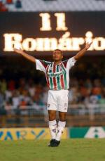 Romario w barwach Fluminese po zdobyciu bramki na stadionie Maracana w meczu z klubem America, 2004 r.