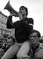 NZS był pierwszą niekomunistycz- ną organizacją studencką w PRL. Na zdjęciu protest NZS  w Warszawie w maju 1981 r. pod hasłem „Uwolnić więźniów politycznych”