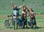 Ten etap  wyprawy  Tomasz  Grzywaczewski, Bartosz Malinowski  i Tomasz Drożdż  pokonują  na rowerach (fot. long walk plus expedition)