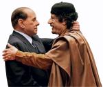 Muammar Kaddafi  (z prawej) podtrzymuje przyjaźń z Silvio Berlusconim. Libia uważa bowiem Włochy za przyczółek  do ekspansji  w Europie